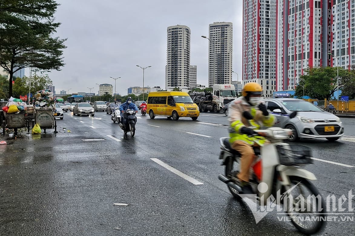 Lực lượng CSGT vẫn làm nhiệm vụ trong điều kiện giá rét ở Hà Nội 