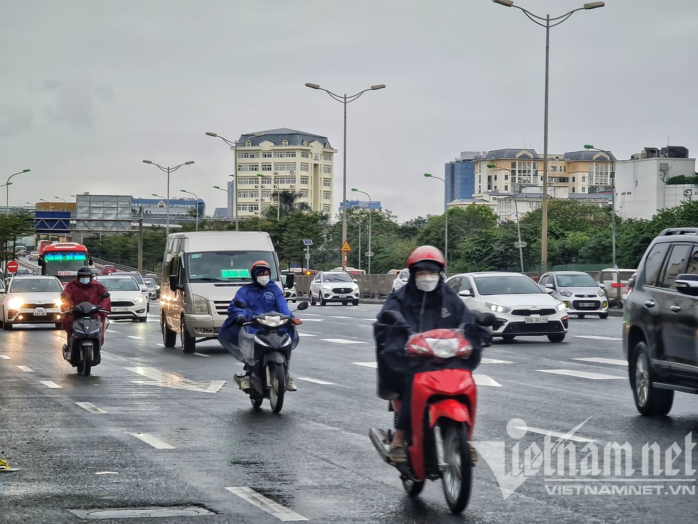 Người dân trùm kín áo mưa khi ra đường chiều chủ nhật