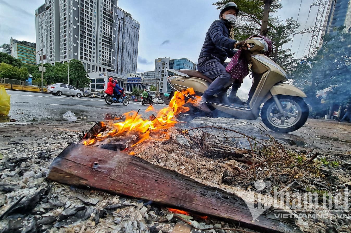 Những đống củi của các tài xế xe ôm để lại cạnh vỉa hè 