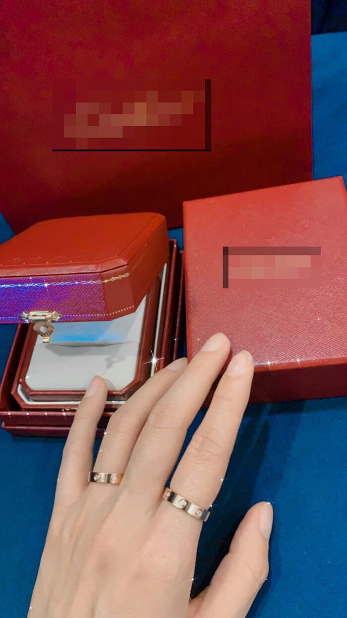 Thuý Ngân khoe cặp nhẫn mới, dân tình đoán cô sắp kết hôn.