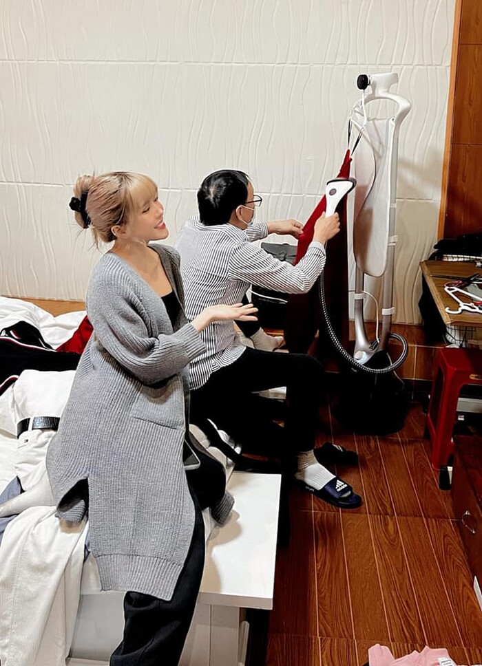 Thiều Bảo Trâm còn đăng tải khoảnh khắc hai cha con và hí hỏm chia sẻ: 