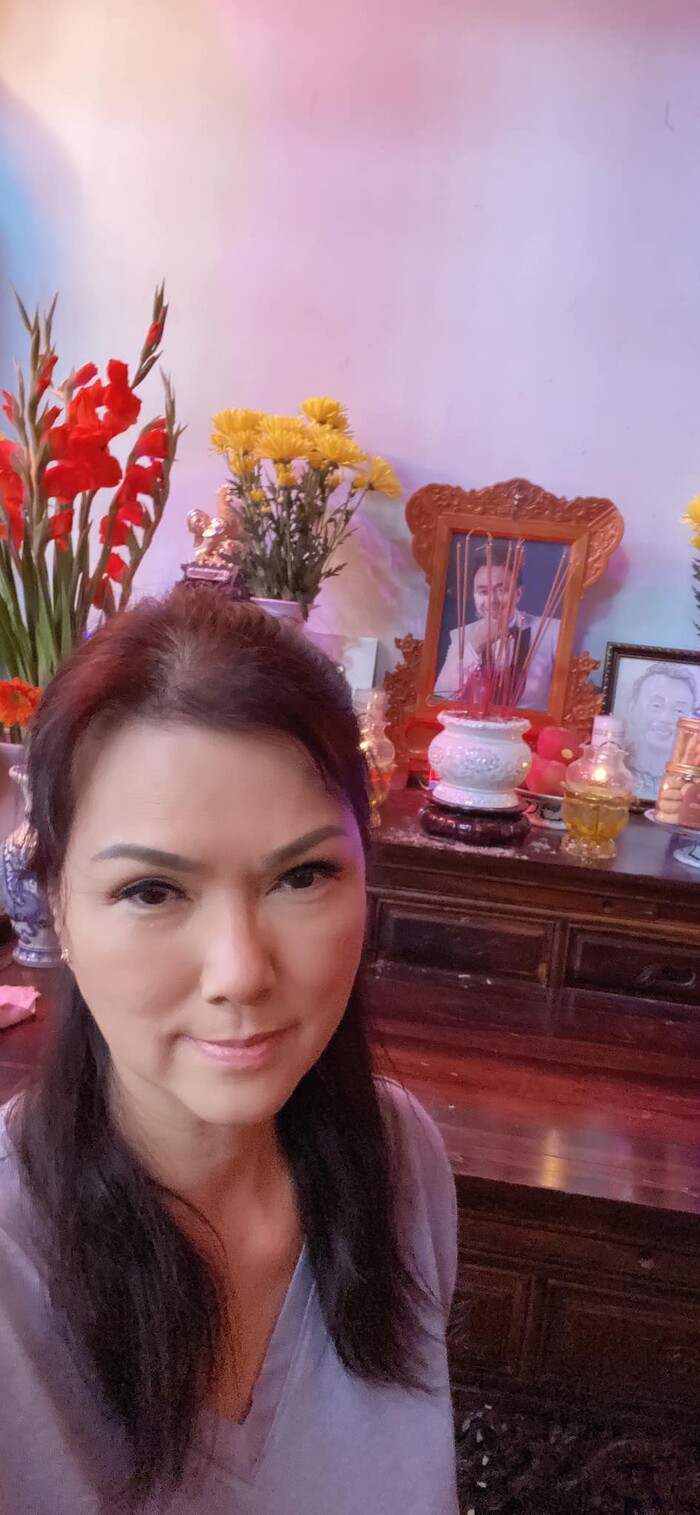 Ca sĩ Phương Loan đến thăm đền thờ tổ.