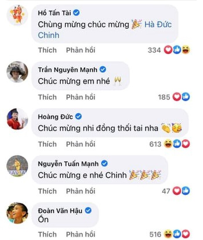 Đầu tiên là lời chúc đến từ các cầu thủ, trong khi Hoàng Đức dí dỏm: 