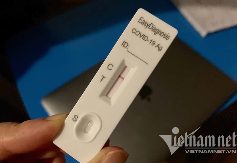 Người dân than thở tốn kém tiền vì phải test nhanh Covid-19 liên tục (ảnh: BH)