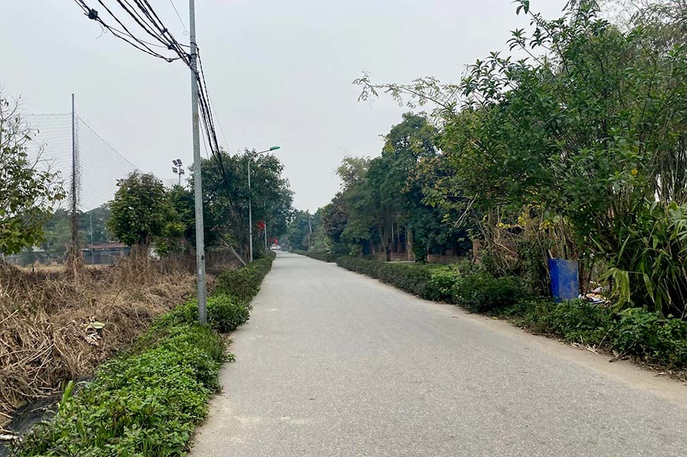 Con đường dẫn vào thôn Đoài, xã Nam Hồng