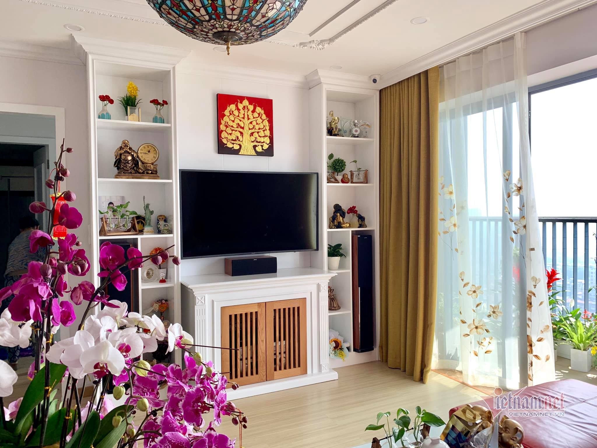 Phòng khách đơn giản nhưng nữ diễn viên trang trí bằng nhiều đồ decor tượng Phật nhỏ.