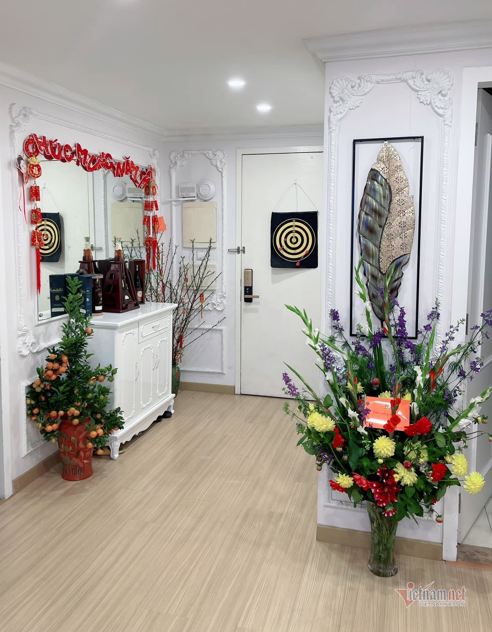 Hoàng Xuân thiết kế không gian sống với gam màu trắng là chủ đạo. 