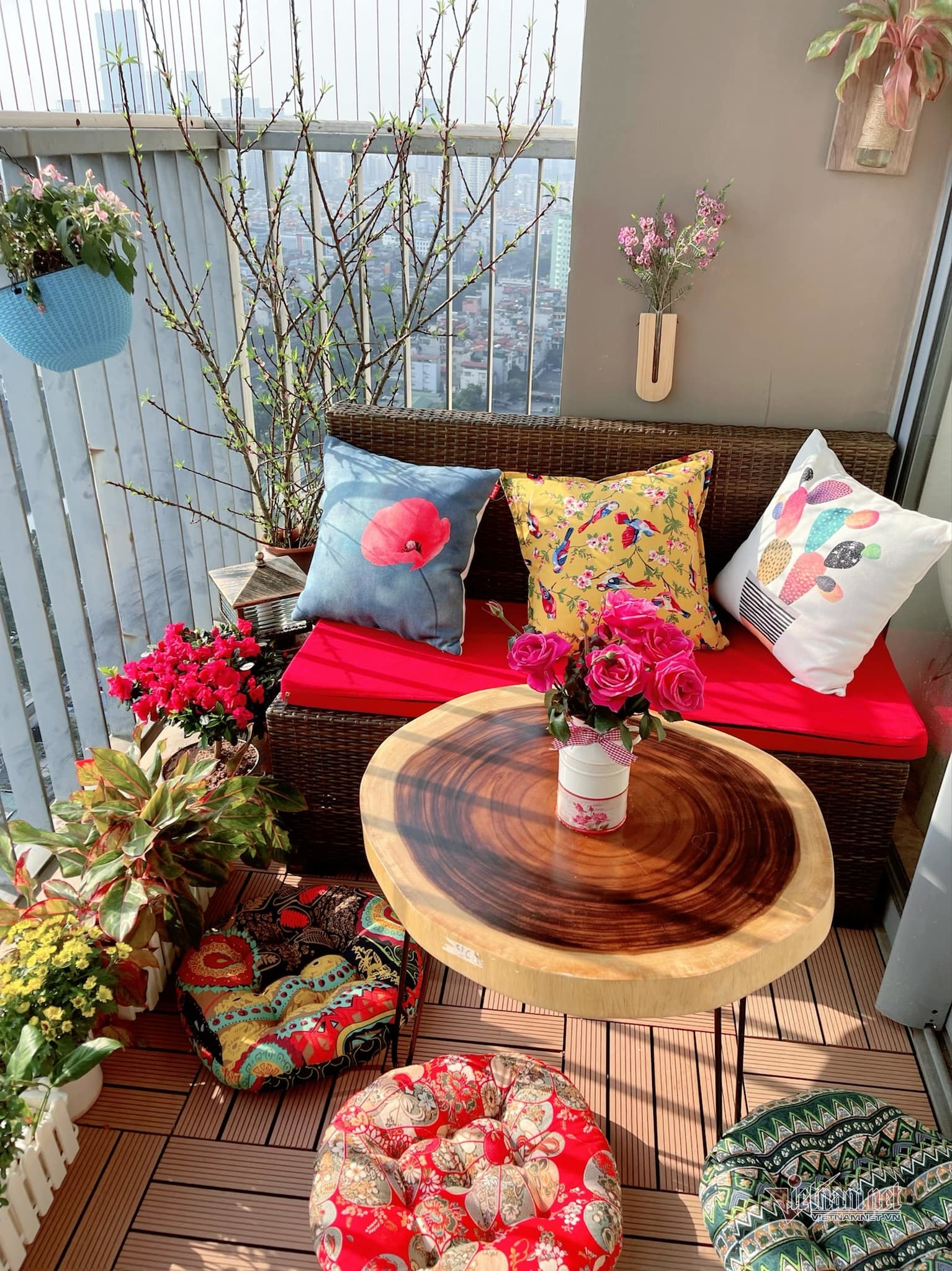 Ban công ngoài các lẵng cây nhiều màu sắc thì chiếc ghế mây nhỏ cùng những tấm thảm ngồi sắc màu khiến cho những phút giây thư giãn của Hoàng Xuân ở góc nhỏ này thêm phần ấm cúng.