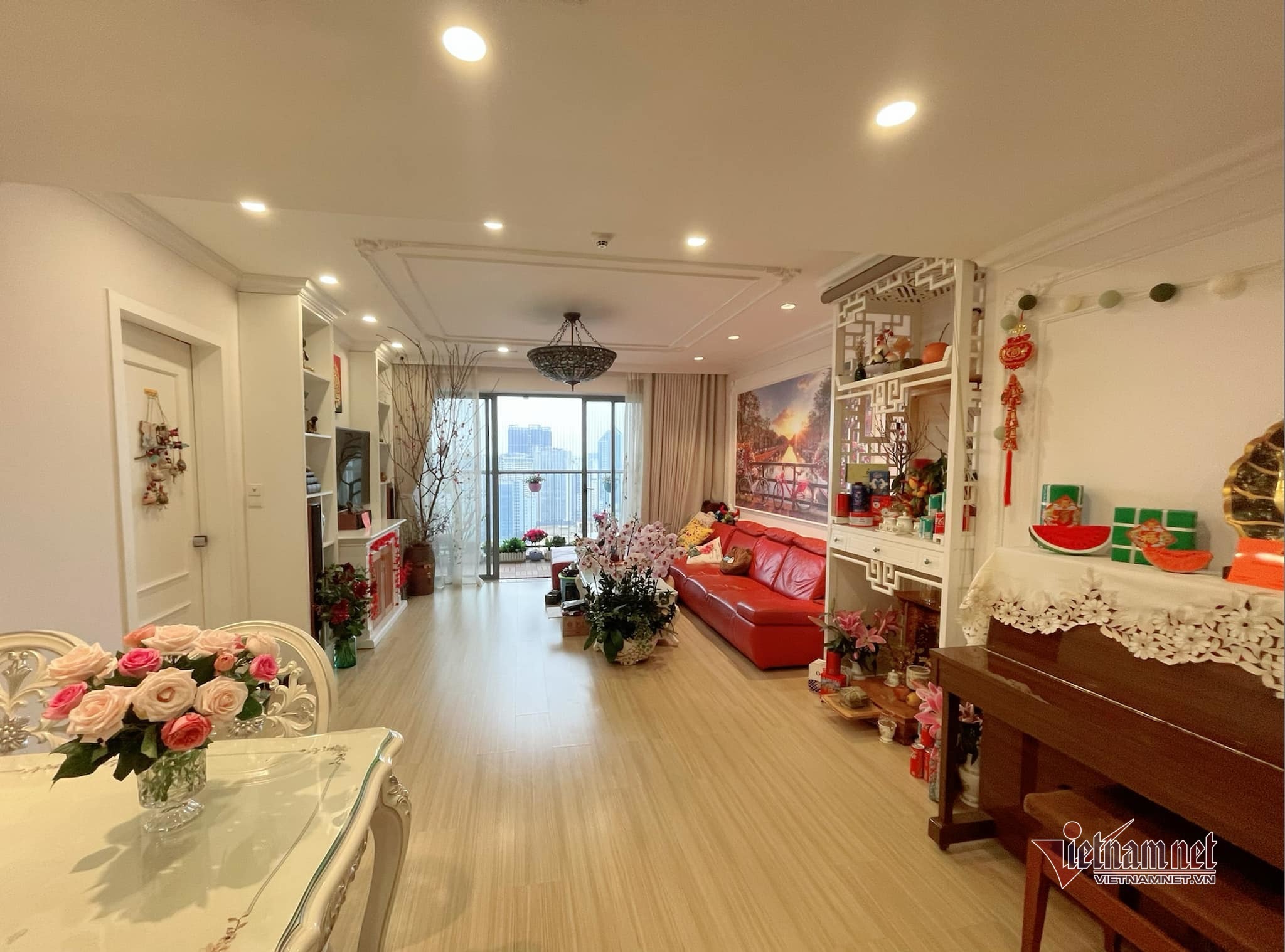 Điểm nhấn của phòng khách chính là chiếc ghế sofa da màu đỏ làm nổi bật không gian. 