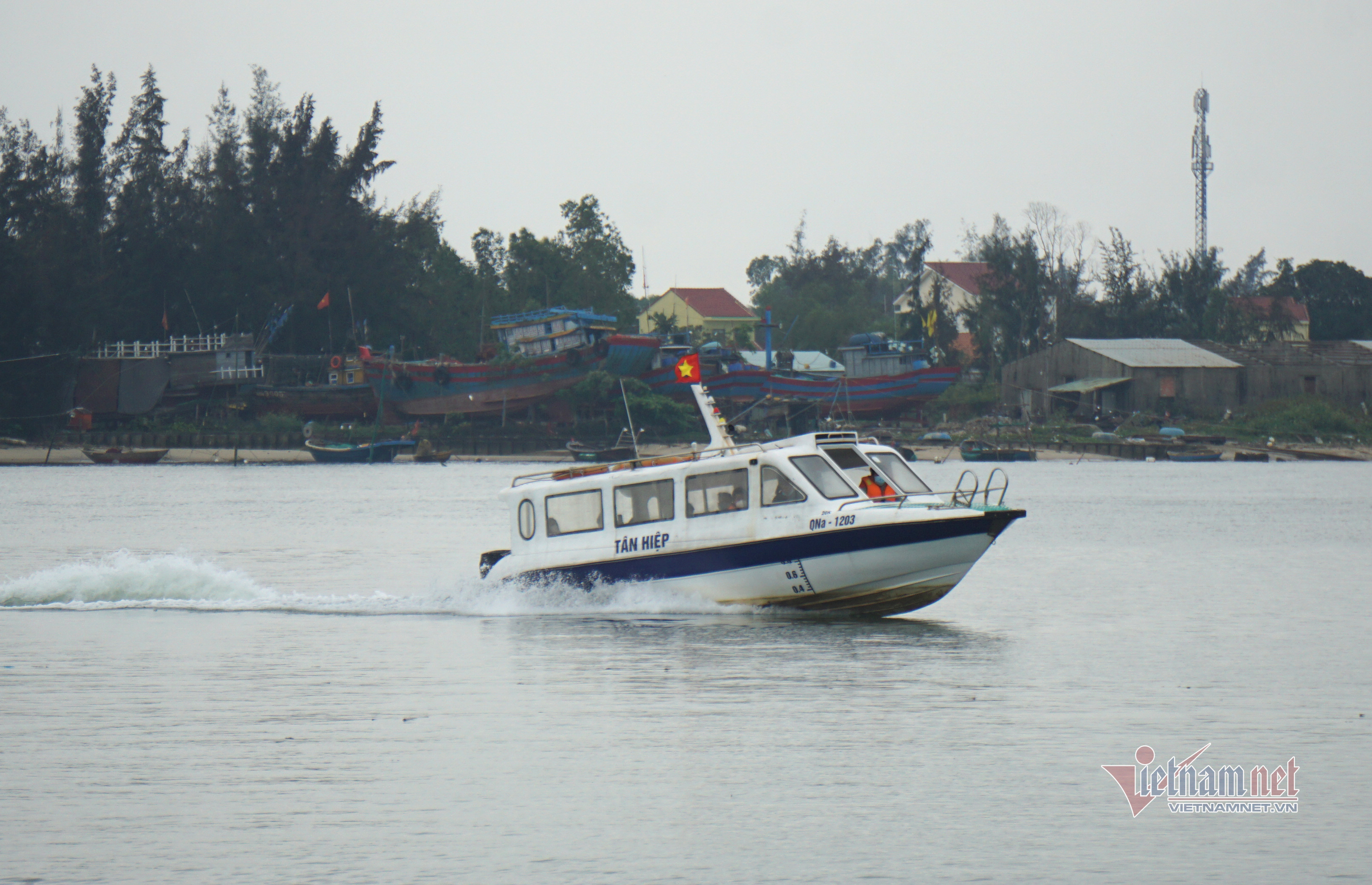 Lực lượng chức năng khẩn trương tìm kiếm 2 nạn nhân còn mất tích