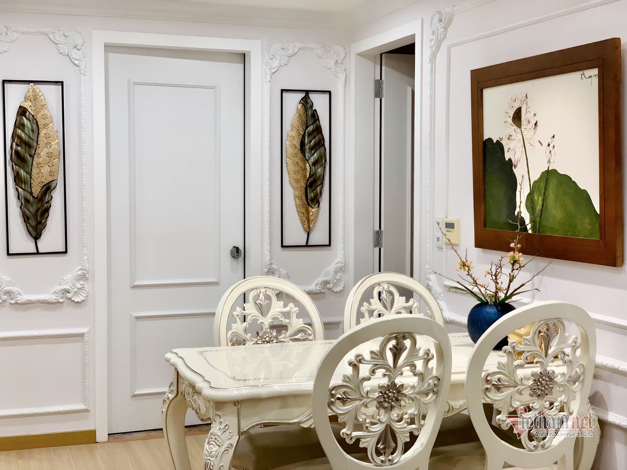 Hoàng Xuân đặc biệt chăm chút cho không gian bếp để có thể nấu những bữa ăn ngon cho các con. Cô từng tâm sự: “Làm mẹ tuyệt vời lắm, bạn sẽ trở thành một con người hoàn toàn khác, có thể bận rộn đấy, hy sinh nhiều hơn đấy nhưng cũng yêu thương hơn nhiều lắm. Tôi chỉ đóng phim, khi chắc chắn mình sẽ làm tốt nhất. Chỉ khi yên tâm về gia đình, các con, tôi mới có thể nghĩ đến việc thành một diễn viên tốt nhất”, người đẹp từng chia sẻ với truyền thông.