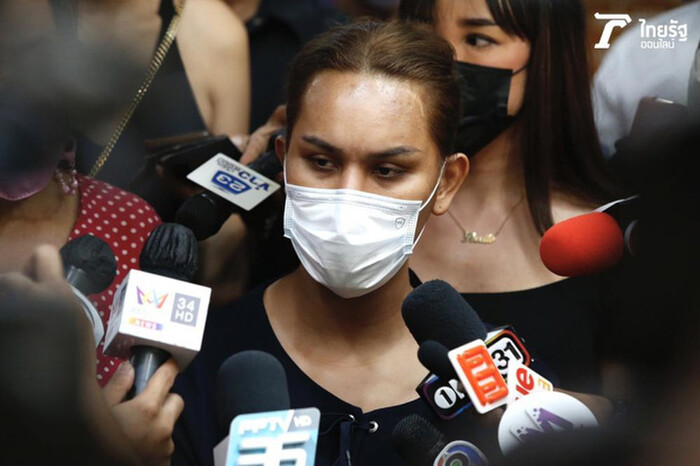 Anna - bạn thân của nữ diễn viên trả lời phỏng vấn báo chí.