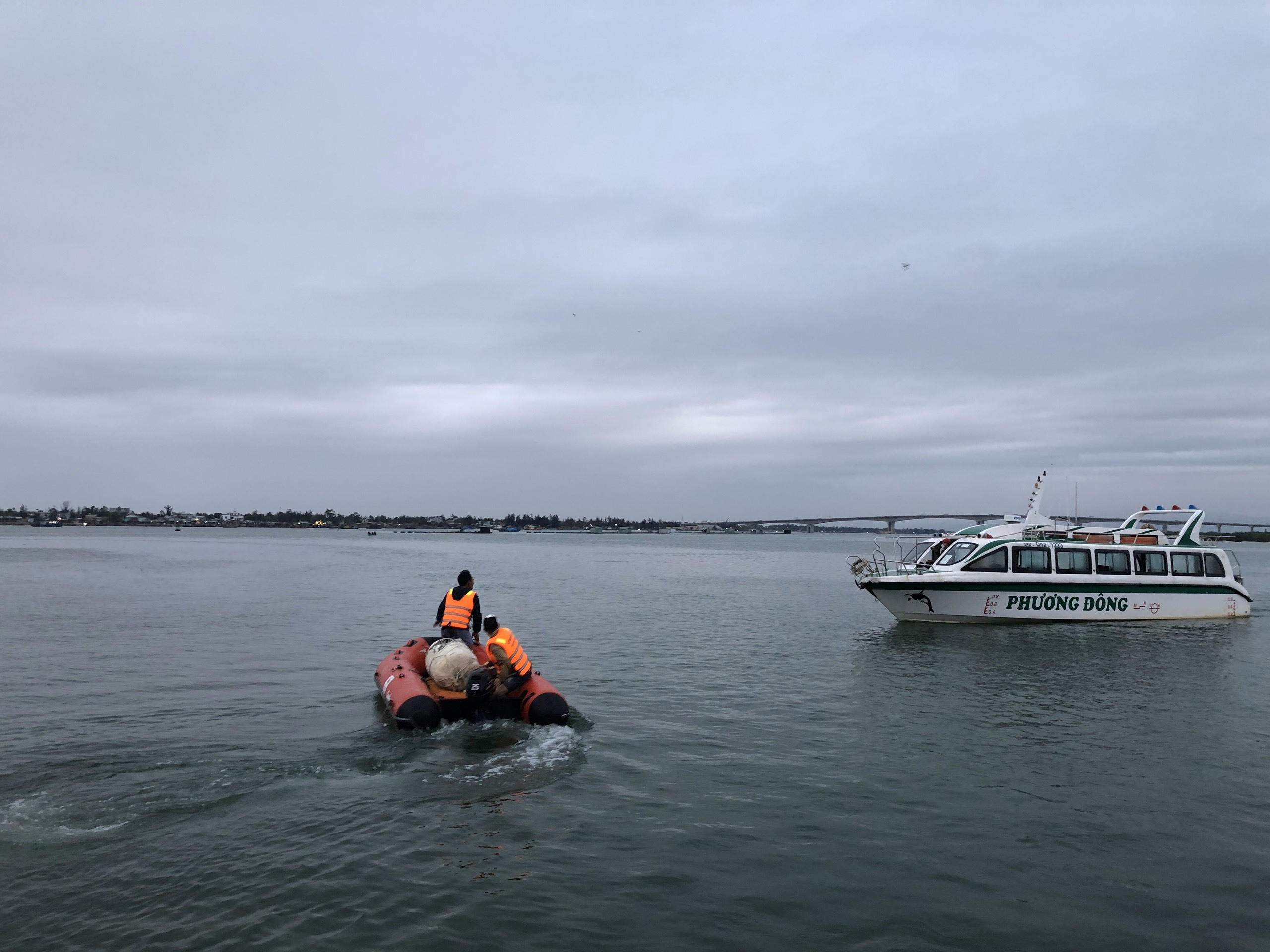 Lực lượng chức năng vẫn tiếp tục tìm kiếm 2 người mất tích