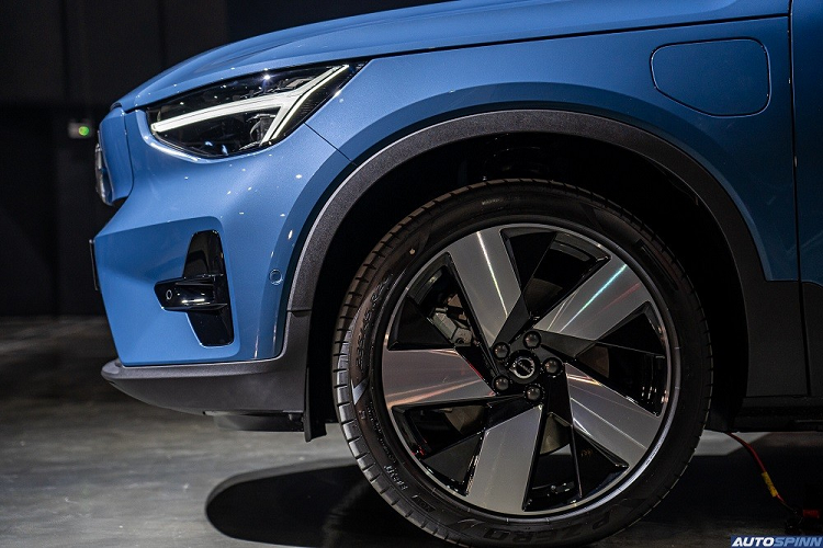 Vòng sang bên sườn, chúng ta sẽ bắt gặp vỏ gương ngoại thất giống Volvo XC40 và bộ vành hợp kim 20 inch, có thiết kế khí động lực học nhằm tăng phạm vi di chuyển cho xe. Tuy nhiên, khác với Volvo XC40, xe lại được trang bị nóc dốc về phía sau theo phong cách coupe. Đằng sau, xe điện Volvo C40 Recharge 2022 được trang bị cụm đèn hậu LED kéo dài lên tận nóc khá ấn tượng và cửa cốp tích hợp cảm biến đá cốp tiện nghi.