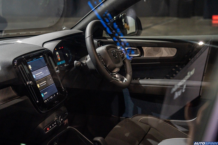 Tiếp đến mặt táp-lô và mặt cửa đều được trang trí bằng những họa tiết 3D lấy cảm hứng từ phong cảnh Thụy Điển. Trước mặt người lái xuất hiện vô lăng tích hợp phím chức năng, bảng đồng hồ kỹ thuật số với màn hình 12,3 inch, màn hình cảm ứng 9 inch, phục vụ hệ thống thông tin giải trí dùng hệ điều hành của Google, tính năng ra lệnh bằng giọng nói với câu lệnh 