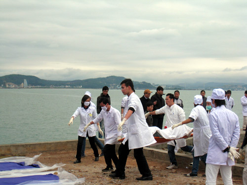 Trong số 27 người đó, có 19 du khách nước ngoài đến từ 11 quốc gia, 2 du khách người Việt Nam và 6 thuyền viên trên tàu. 10 du khách nước ngoài và 2 du khách người Việt thiệt mạng, 15 người còn lại được cứu sống. Sau sự cố trên, TAND tỉnh Quảng Ninh đã xử phạt thuyền trưởng 10 năm tù và máy trưởng 8 năm tù về tội 