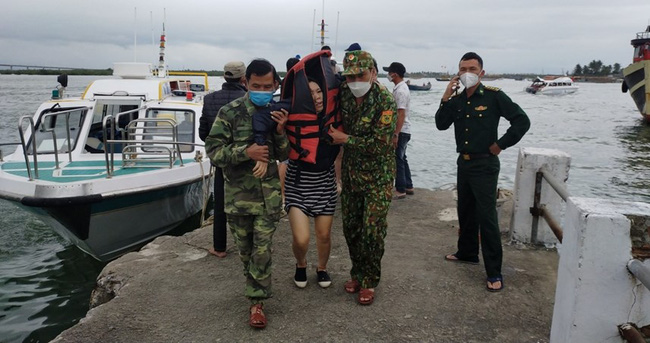 Thủ tướng Phạm Minh Chính đã yêu cầu Công an tỉnh Quảng Nam khẩn trương xác minh nguyên nhân vụ chìm ca nô trên biển Cửa Đại. Lãnh đạo Ủy ban An toàn giao thông quốc gia trực tiếp đến hiện trường phối hợp với địa phương khắc phục hậu quả; phân tích nguyên nhân các vụ giao thông đặc biệt thời gian qua, làm rõ trách nhiệm của các cơ quan, đề xuất giải pháp xử lý.