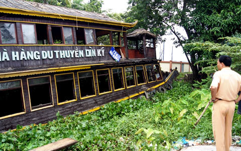 Ngày 20/5/2011, tàu 2 tầng của khu du lịch Dìn Ký, chi nhánh cầu Ngang chở theo hàng chục du khách ăn uống, di chuyển chậm trên sông Sài Gòn thì bất ngờ trời mưa to kèm gió lớn. Khi đang khởi hành về bến cách bờ chừng 100m tàu bất ngờ chao đảo, lật ngang khiến 16 người tử vong, 4 người may mắn bơi được vào bờ sống sót.