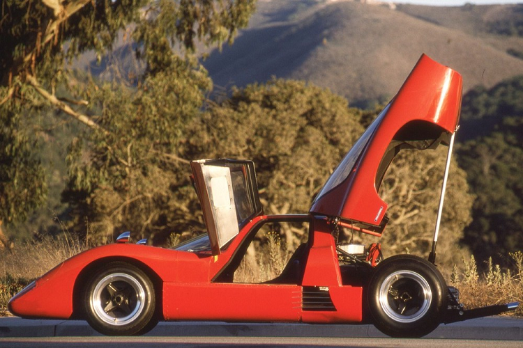 Giấc mơ về một mẫu ôtô sản xuất mang tên Bruce McLaren đã trở thành hiện thực hơn 20 năm sau khi mẫu F1 được giới thiệu. Ngày nay, cái tên McLaren không chỉ đồng nghĩa với một trong những đội đua thành công nhất thế giới mà còn với một số siêu xe tuyệt vời nhất trên thế giới, và tất cả chúng đều bắt nguồn từ chiếc McLaren M16GT phi thường. Video: Nhìn lại chiếc siêu xe McLaren M6B/GT huyền thoại.