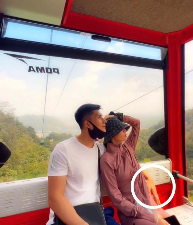 ...hay quàng tay vào eo 