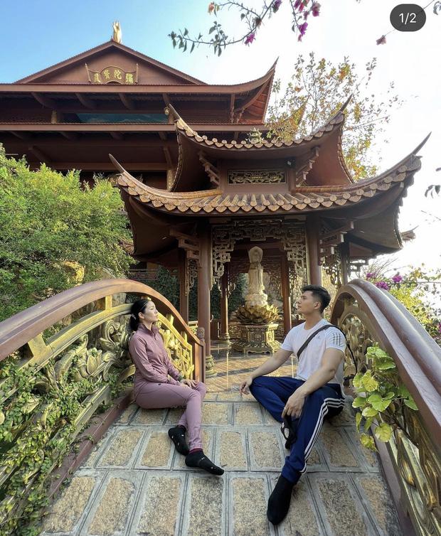 Trong chuyến hành hương miền Tây của cặp tình nhân, Lâm Bảo Châu là người chủ động đăng tải hình ảnh của cả 2 chứ không còn là Lệ Quyên nữa.