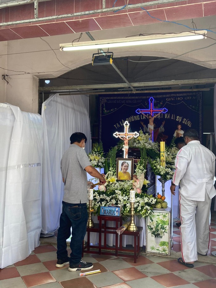 Bà con xóm giếng đến viếng tại đám tang các nạn nhân