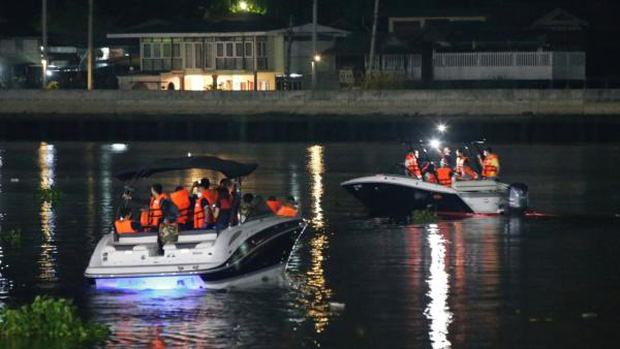 ... và di chuyển đến vị trí diễn ra vụ án để mô phỏng lại cảnh tượng hôm đó