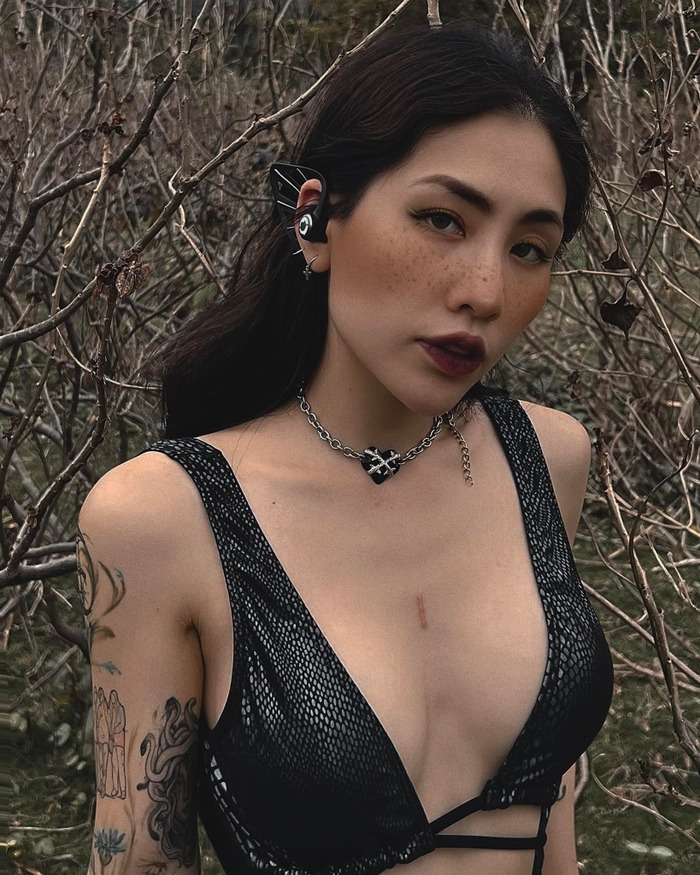 Cô đặc biệt yêu thích những thiết kế phá cách, ôm sát thân, để làm nổi bật đường cong nóng bỏng.