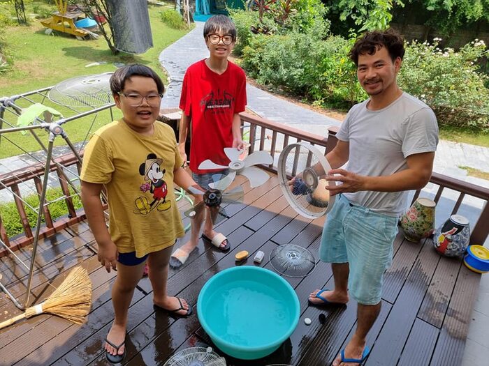 Khoảnh khắc đời thường của hai cậu con trai của Xuân Bắc