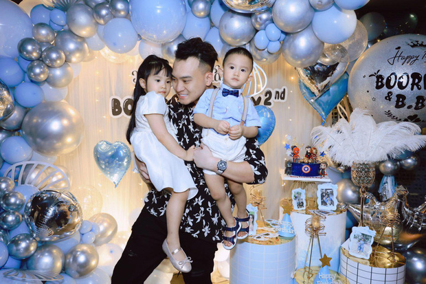Trong giai đoạn căng thẳng, Nghiêm Đức vẫn góp mặt trong tiệc sinh nhật cùng với các con