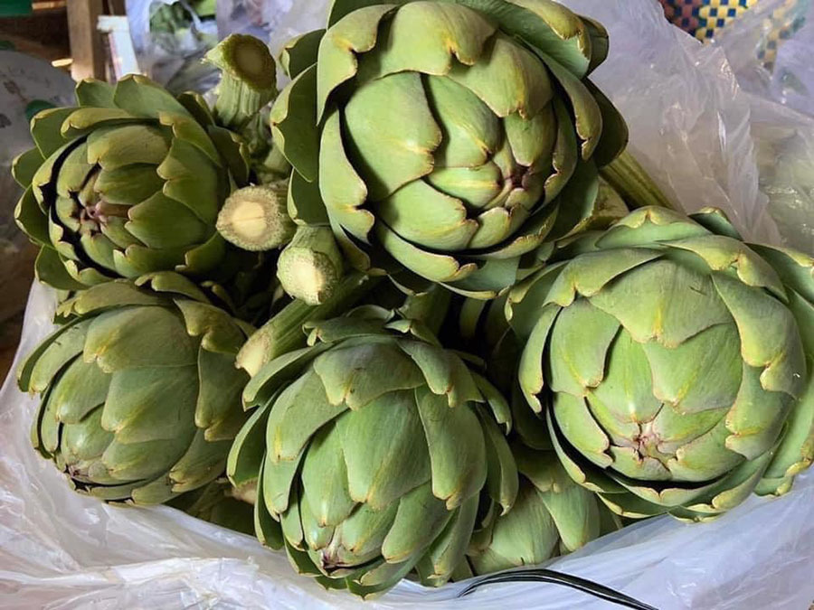 Một bông hoa cỡ đại giá lên tới cả 100.000 đồng (ảnh: VH)