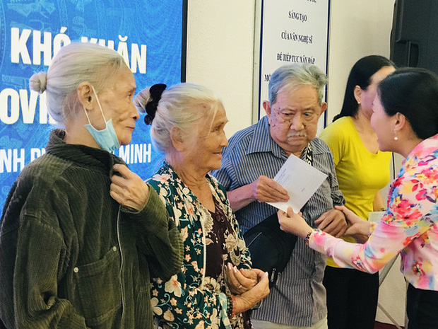 Nghệ sĩ Hồng Sáp là cái tên và gương mặt quen thuộc với hầu hết khán giả Việt Nam. Bà đặc biệt thành công khi thể hiện vai nghèo khổ, bi kịch lẫn vai phản diện