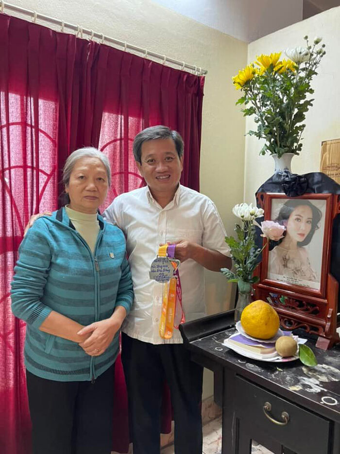 Ông Đoàn Ngọc Hải trong chuyến ghé thăm gia đình cố Hoa hậu.