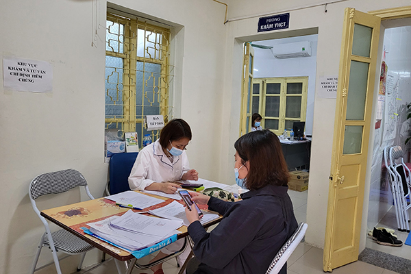 Dù là F0, nhưng các nhân viên tại trạm y tế phường Ô Chợ Dừa vẫn đến làm việc bình thường. Ảnh: NVCC