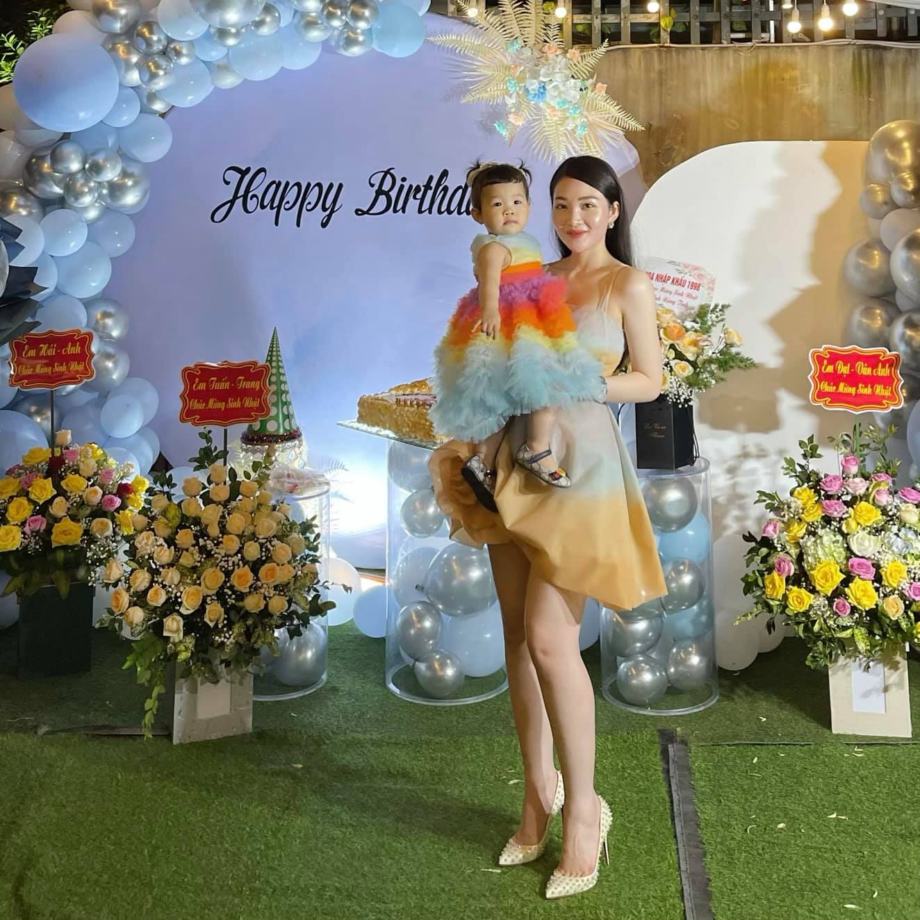 Ngoài tặng những món quà đắt đỏ cho vợ, chồng Thu Hương còn thường xuyên vào bếp để nấu ăn cho bà xã khiến bất kỳ ai xem qua cũng không khỏi ganh tị.