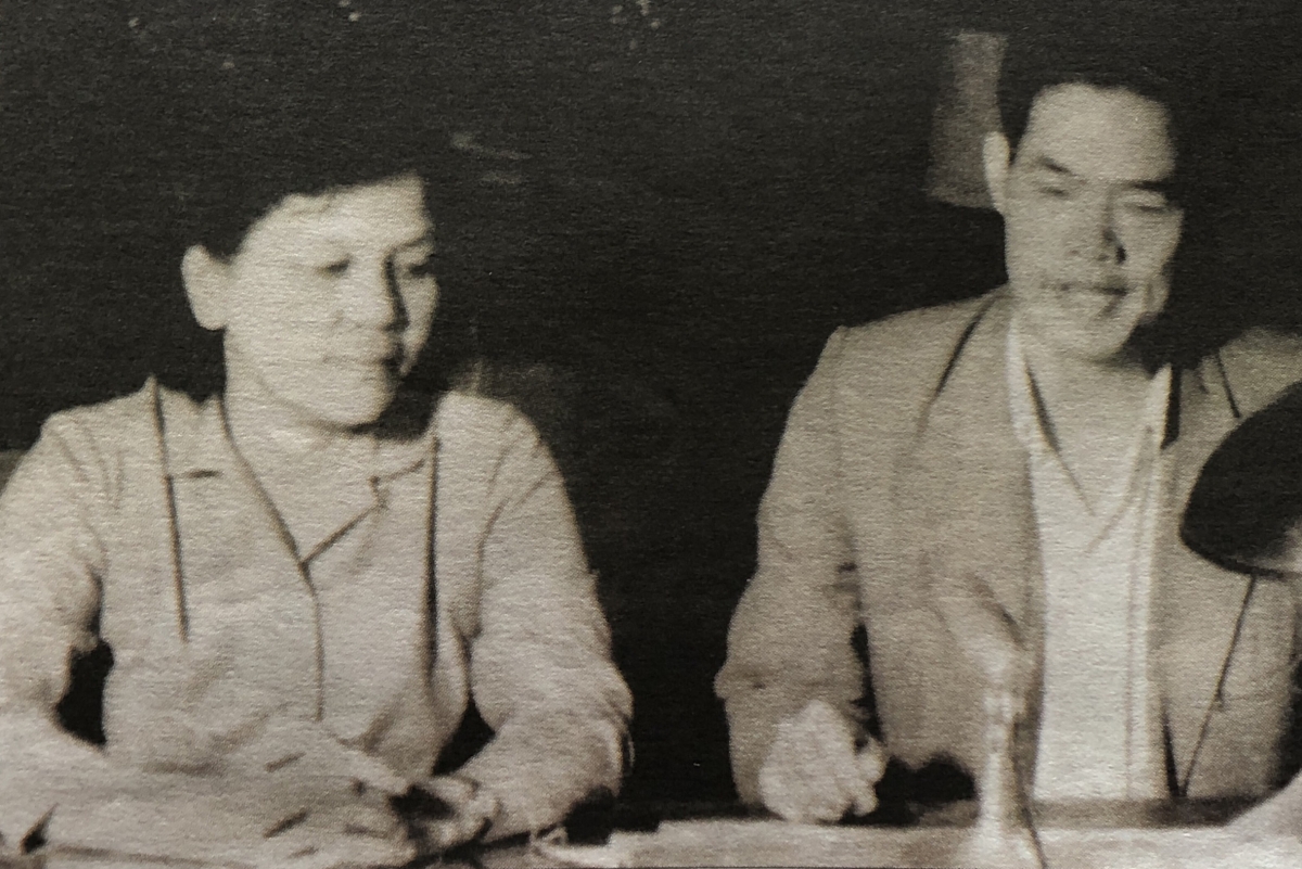 NSND Tuyết Mai và đồng nghiệp tại phòng thu khi còn công tác tại Đài TNVN. Ảnh tư liệu