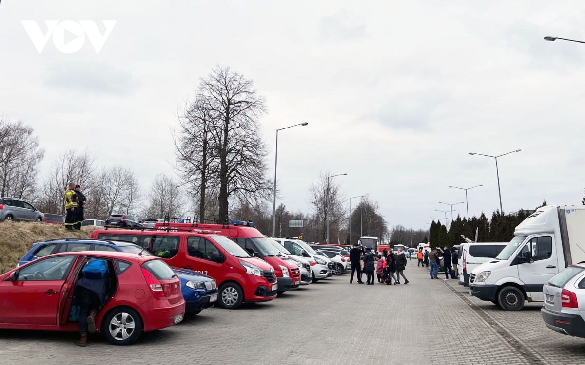Ô tô từ khắp châu Âu đổ về cửa khẩu Korzsowa. Ảnh: VOV.