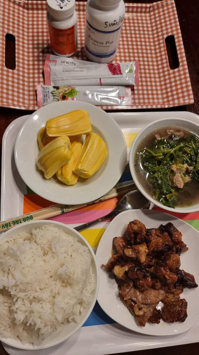 Nam danh hài được vợ chăm sóc tận giường.