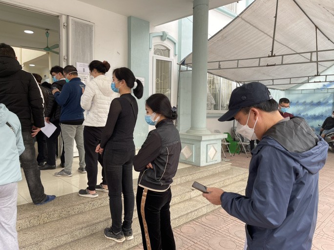 F0 điều trị tại nhà xếp hàng chờ xin giấy chứng nhận nghỉ việc tại một phường ở quận Hoàng Mai (Hà Nội)- Ảnh: Gia Nguyễn