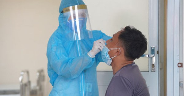 Nhân viên y tế lấy mẫu xét nghiệm SARS-CoV-2 các trường hợp nghi nhiễm khi đến khám bệnh tại Bệnh viện Lê Văn Thịnh (TP Thủ Đức, TP HCM) Ảnh: HẢI YẾN