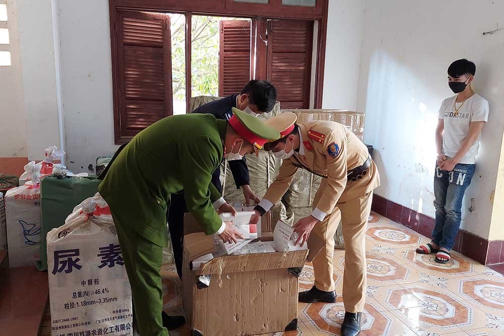 Lực lượng chức năng tạm giữ số hàng chưa rõ nguồn gốc. Ảnh: Hoàng Tiến