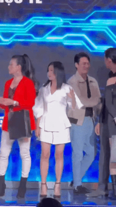 Trên sân khấu cũng né tránh nhau