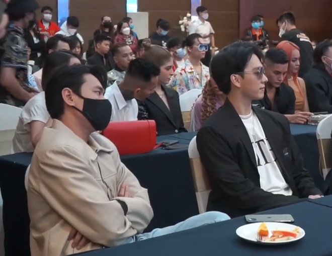 Dưới khán đài thì mỗi người 1 nơi mà không ngồi cạnh nhau