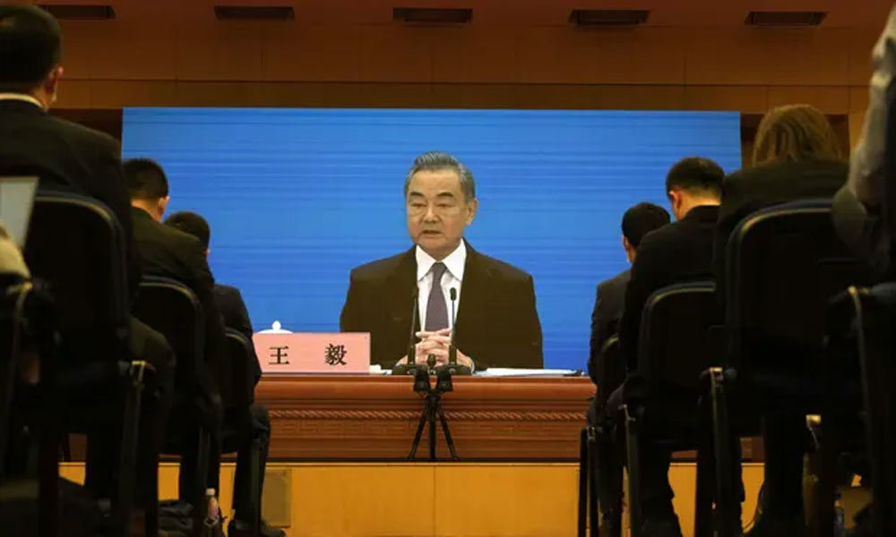 Ngoại trưởng Trung Quốc Vương Nghị tại cuộc họp báo qua video ngày 7/3/2022. Ảnh: AP