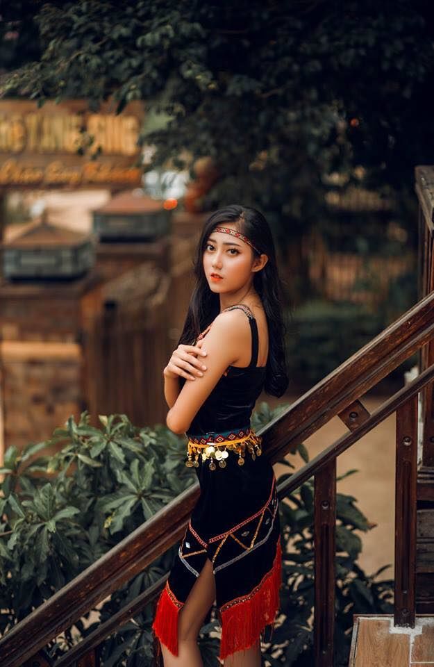 Hiện chùm ảnh cô sơn nữ Ê Đê trong trang phục truyền thống vẫn đang được mọi người quan tâm và chia sẻ rất nhiều trên mạng xã hội.