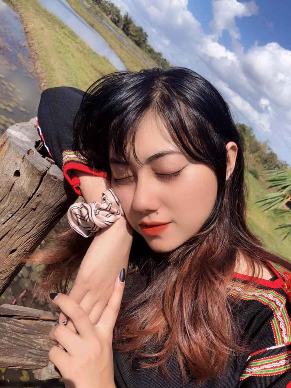 Vì đã có kinh nghiệm làm mẫu ảnh nên H Ru Lem Niê vô cùng tự tin trước ống kính. Hot girl dân tộc thoải mái tạo dáng trong trang phục truyền thống của người Ê Đê.