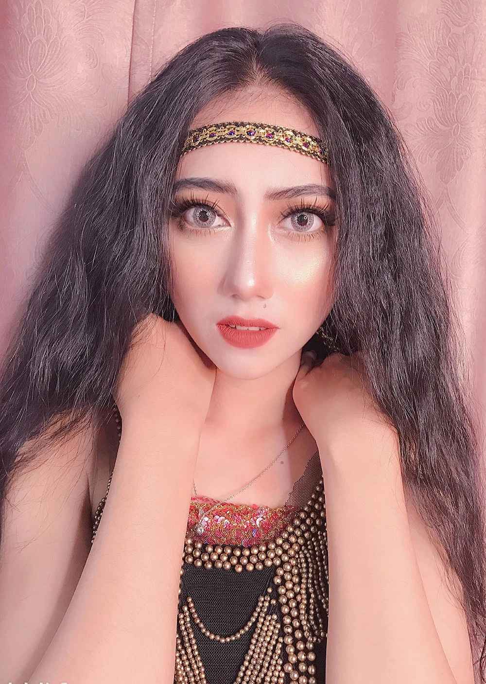 Ở phần bình luận bên dưới chùm ảnh của H Ru Lem Niê, bên cạnh những lời khen ngợi dành cho cô sơn nữ này, thì cũng có một số ý kiến cho rằng cô từng can thiệp thẩm mỹ để trở nên xinh đẹp hơn.