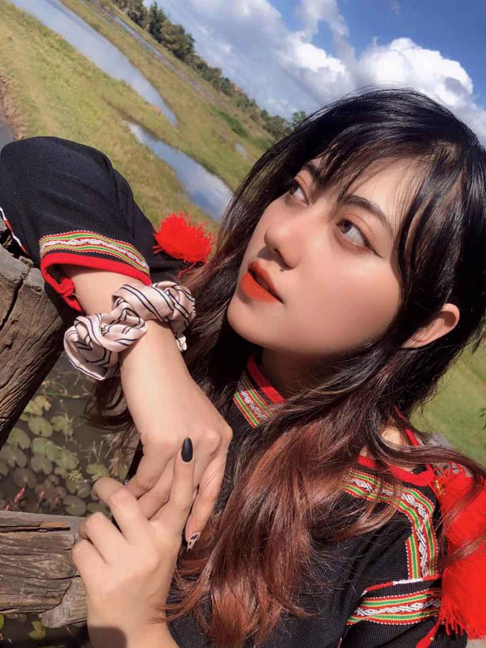 Mới đây, một tài khoản tên Nét đẹp Ê Đê thu hút nhiều sự chú ý khi chia sẻ chùm ảnh đẹp xuất sắc của hot girl núi rừng H Ru Lem Niê (sinh năm 2001, quê Đắk Lắk).