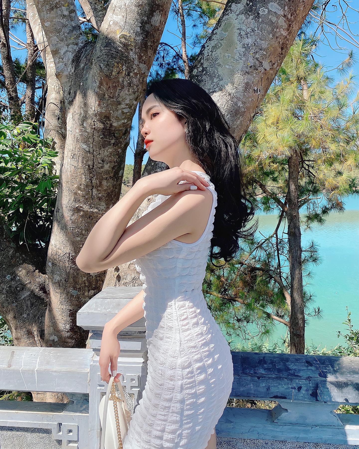 Ngoài cái tên đặc biệt, nàng hot girl này còn nổi tiếng nhờ vào nhan sắc xinh đẹp cùng gu thời trang thanh lịch.