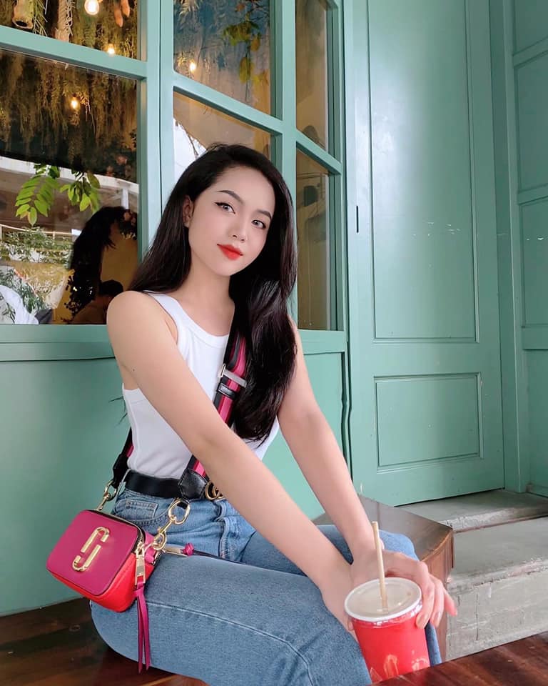 Ở ngoài đời, Thiện Mỹ gây ấn tượng bởi nhan sắc xinh đẹp cùng vóc dáng quyến rũ.